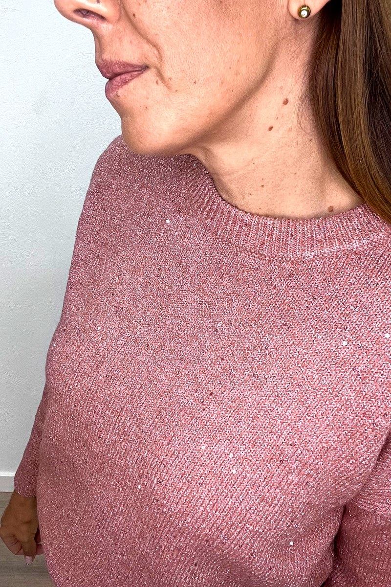 Jerséi de punto rosa palo con brillo de mujer, detalle del tejido y el brillo
