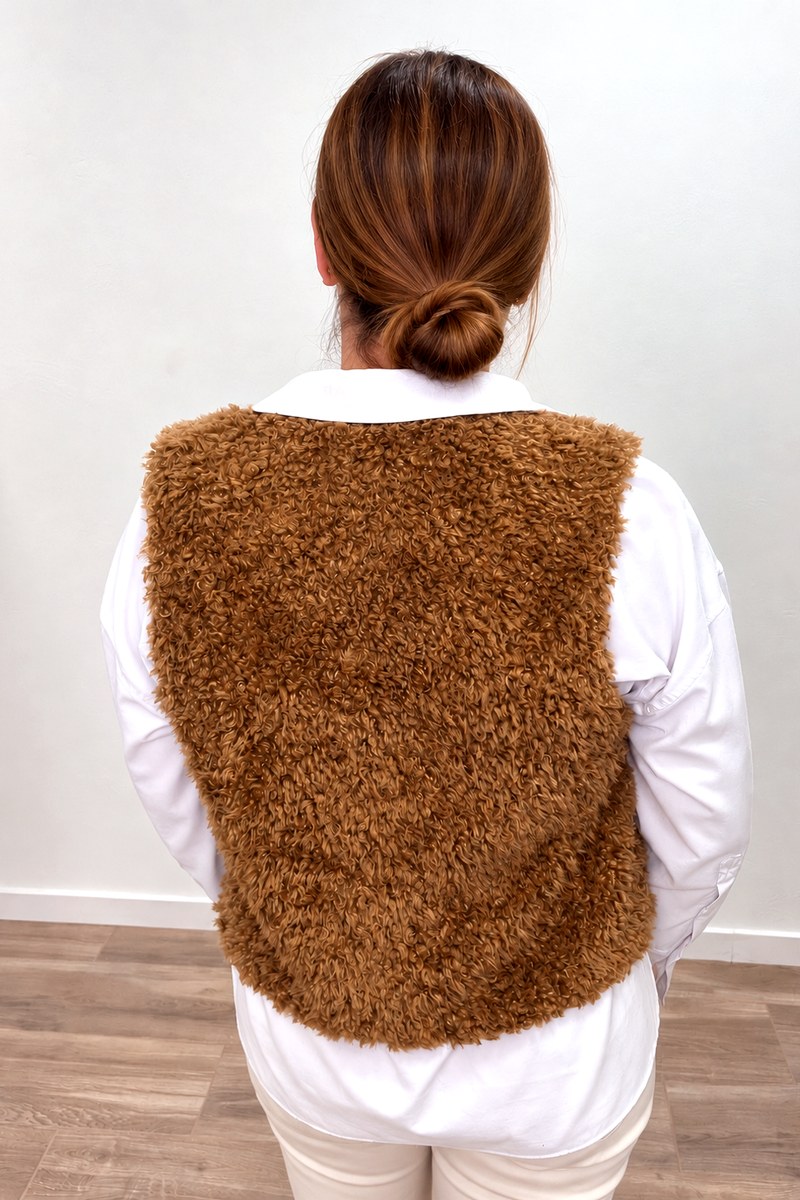 Chaleco de pelo camel de mujer — V30 Studio