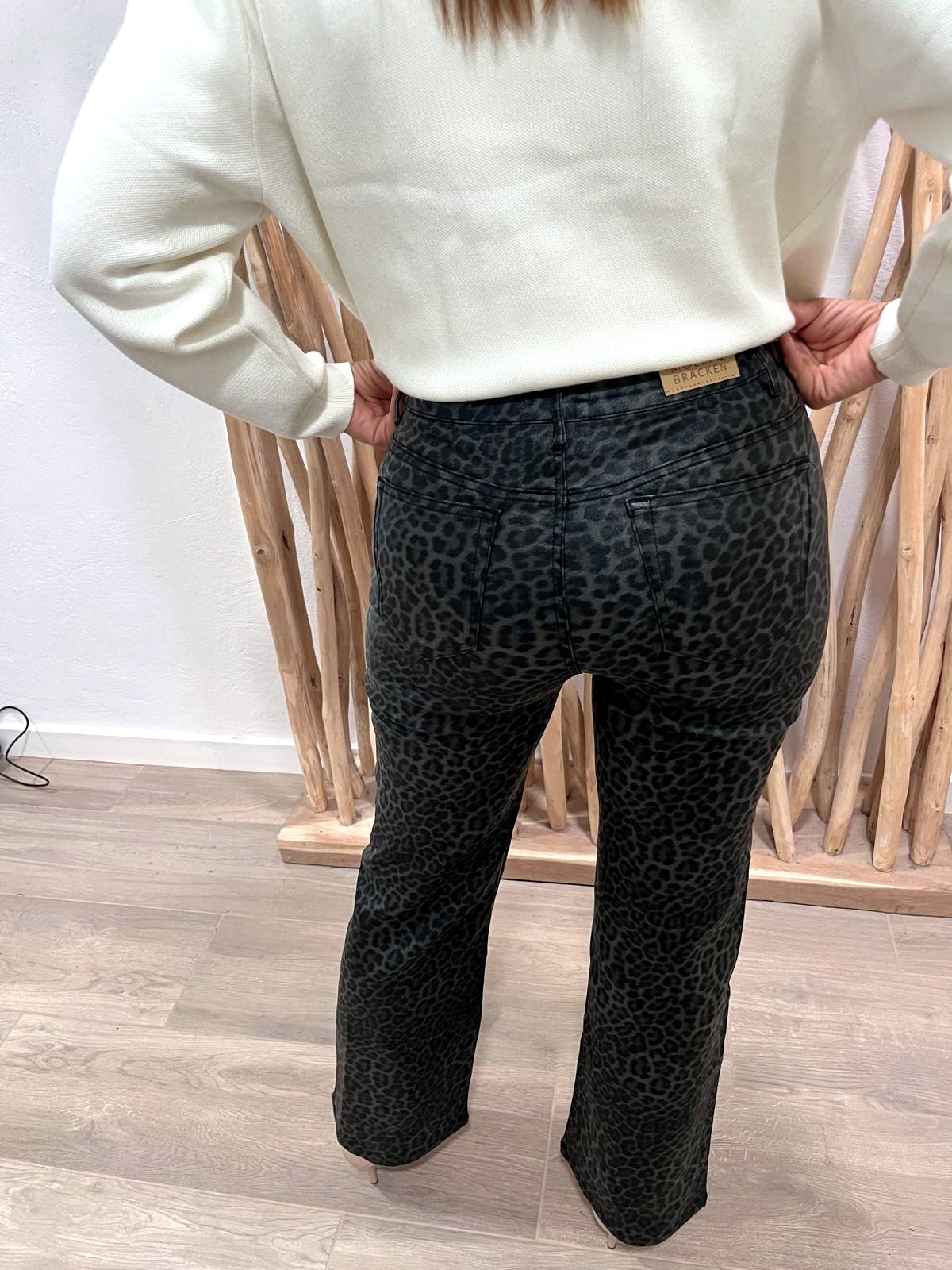 Pantalón flare animal print negro y gris, visto de espaldas