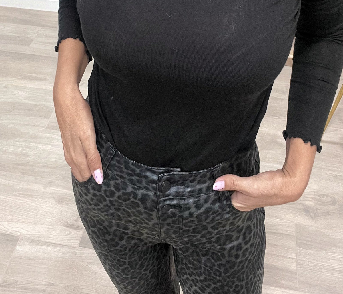 Detalle de la cintura y los bolsillos del pantalón flare animal print