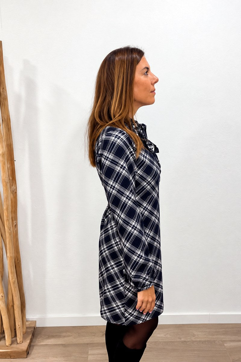 Vestido de cuadros azul marino de mujer, vista lateral