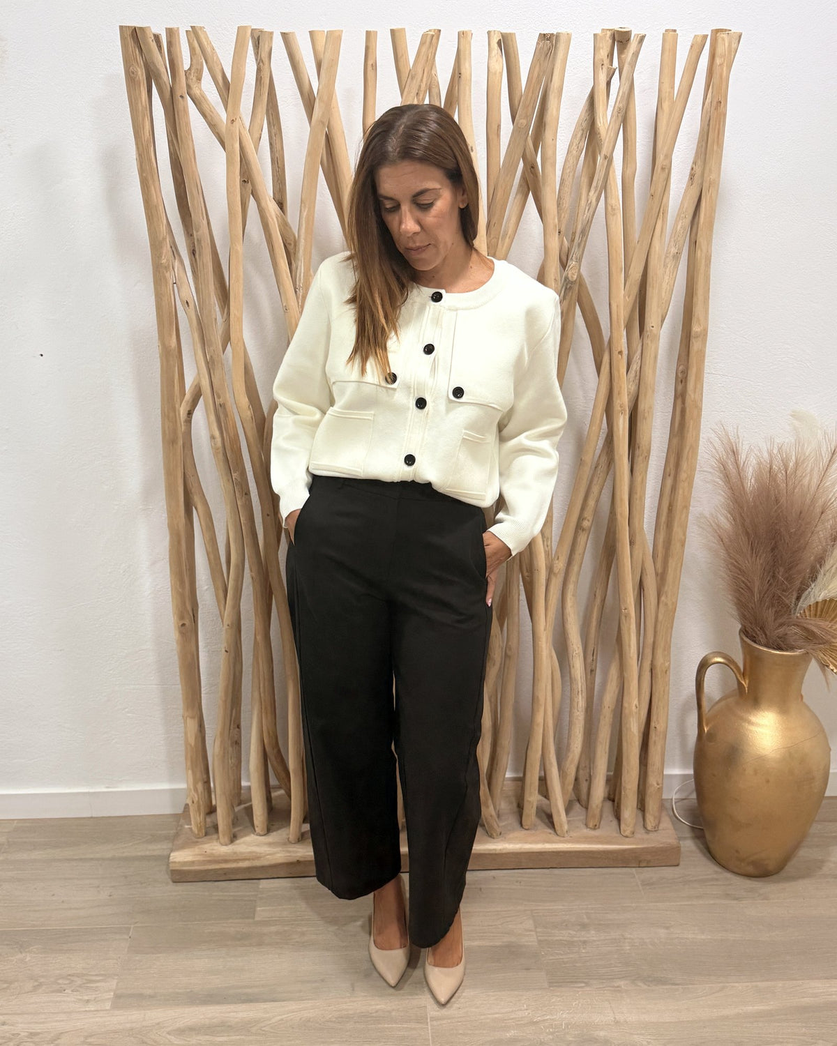 Total look: chaqueta de punto marfil con botones y pantalón de vestir negro
